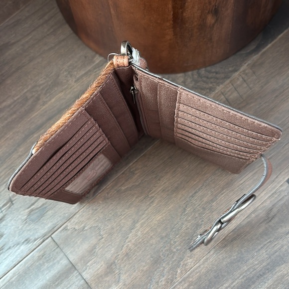 Justin Boots Wristlet/Wallet,Hair hide,bone inlay,magnetic close,genuine leather - Picture 9 of 11